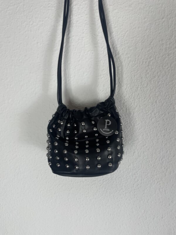 BOMBONERA NEGRA TACHUELAS