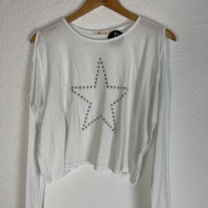 CAMISETA HOMBROS AL AIRE BLANCA ESTRELLA DE TACHUELAS