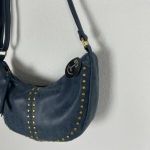BOLSO AZUL OVALADO TACHUELAS