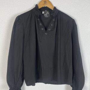 CAMISA NEGRA DETALLE DE TACHUELAS