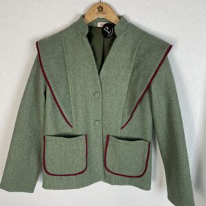 CHAQUETA PAÑO VERDE DETALLE BURDEOS