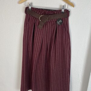 FALDA PAÑO RAYAS BOLSILLOS BURDEOS