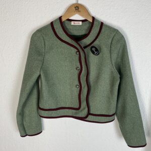 CHAQUETA PAÑO VERDE DETALLE EN BURDEOS