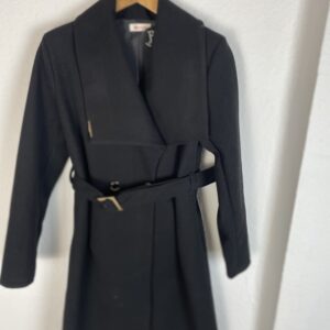 ABRIGO NEGRO CRUZADO SOLAPA