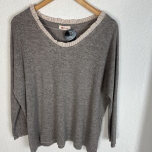 JERSEYS GRIS VOLANTE EN EL CUELLO