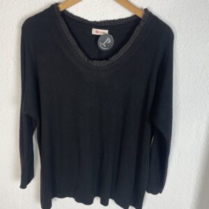 JERSEYS NEGRO VOLANTE EN EL CUELLO