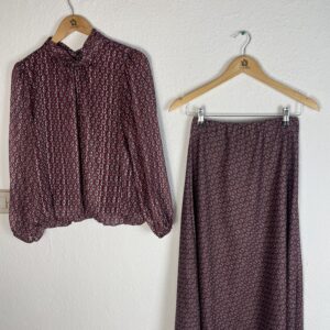 CONJUNTO CAMISA Y FALDA BURDEOS