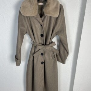 ABRIGO BEIG PELOS EN EL CUELLO