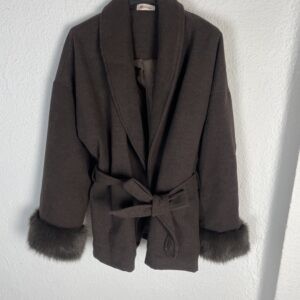 CHAQUETA DETALLE EN PELOS EN LAS MANGAS