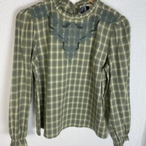 CAMISA VERDE CUADROS CON APLICACION