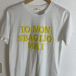 CAMISETA BLANCA LETRAS REALCE AMARILLA