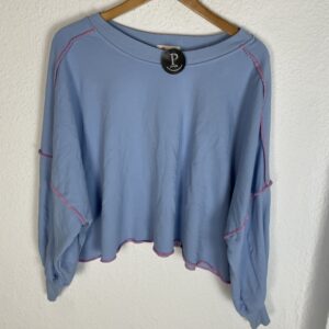 SUDADERA AZUL DETALLE PESPUNTES ROSAS