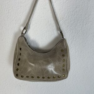 BOLSO PIEL TACHUELAS CAMEL