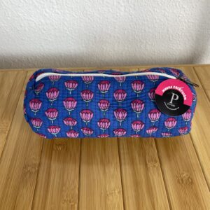 NECESER GRANDE ESTAMPADO AZUL Y FUCSIA