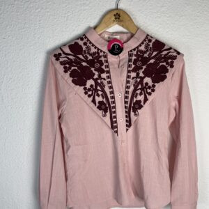 CAMISA ROSA BORDADA EN BURDEOS