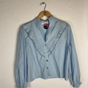 CAMISA AZUL PICO CON DETALLES