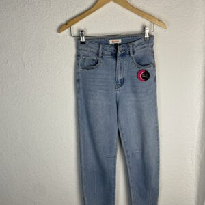 PANTALÓN VAQUERO TACHUELAS FORMA GLOBO