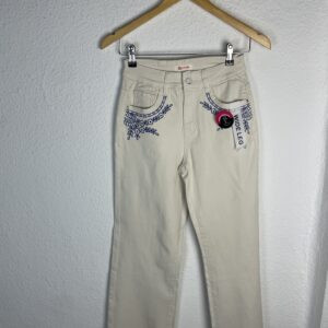 PANTALÓN BEIG DETALLE BORDADO EN BOLSILLOS