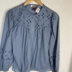 CAMISA AZUL PERFORADA PECHERA Y MANGAS