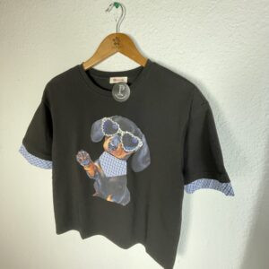 CAMISETA NEGRA DETALLE  CUADRITOS MANGAS PERRO