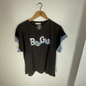 CAMISETA NEGRA DETALLES VAQUEROS