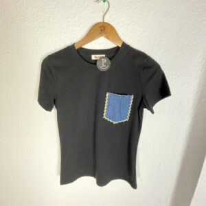 CAMISETA NEGRA DETALLE BOLSILLO VAQUERO