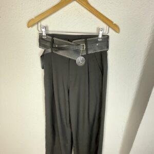 PANTALON NEGRO CINTURON TACHUELAS