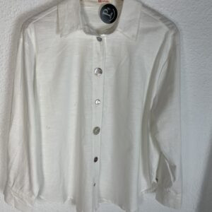 CAMISA BLANCA CON BOTONES DIFERENTES