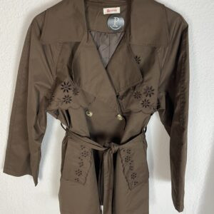 GABARDINA MARRON CAPA CON DETALLES PERFORADOS