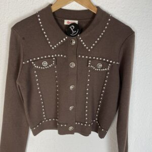 CHAQUETA PUNTO MARRON DETALLE DE TACHUELAS