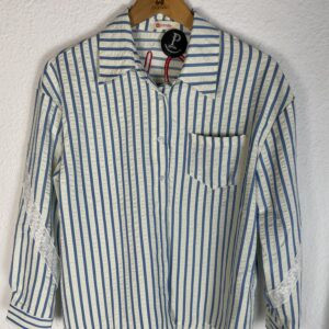 CAMISA RAYAS CELESTE LOVE BORDADAS