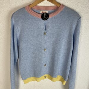 CHAQUETA CELESTE DETALLE COLORES