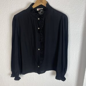 CAMISA NEGRA VOLANTE CUELLO