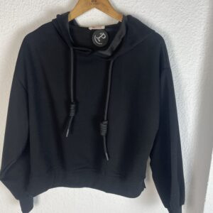 SUDADERA NEGRA CAPUCHA