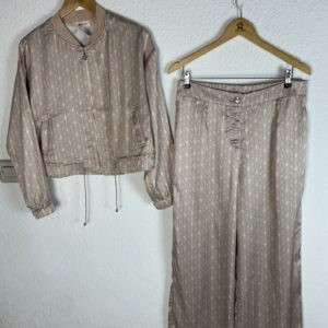 CONJUNTO CHAQUETA Y PANTALON SATINADO