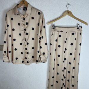 CONJUNTO SATINADO LUNARES BEIG Y NEGRO