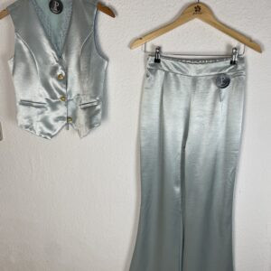 CONJUNTO SATINADO CELESTE DETALLE DE BLONDA