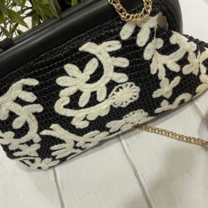 BOLSO RAFIA NEGRO BORDADO EN BLANCO