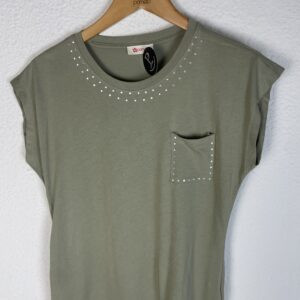 CAMISETA VERDE TACHUELAS