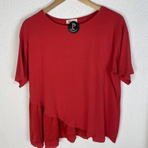 CAMISETA ROJA DETALLE DE BLONDA