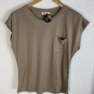 CAMISETA CAMEL TACHUELAS