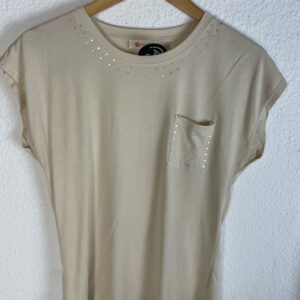 CAMISETA BEIG TACHUELAS