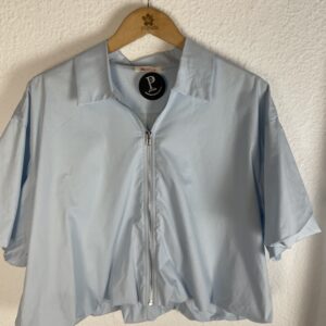 CHAQUETA MANGAS ABULLONADAS CELESTE