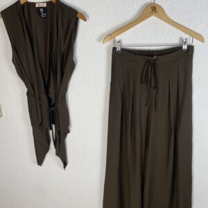 CONJUNTO CHALECO Y PANTALÓN MARRÓN