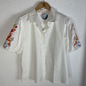 CAMISA BLSNCA MANGAS ABULLONADAS BORDADAS