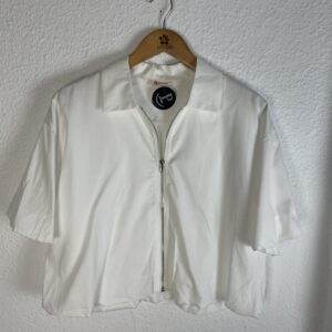 CHAQUETA BLANCA MANGA ABULLONADA