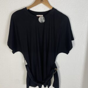CAMISETA DRAPEADA HEBILLA NEGRA