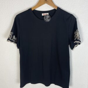 CAMISETA NEGRA MANGAS BORDADAS