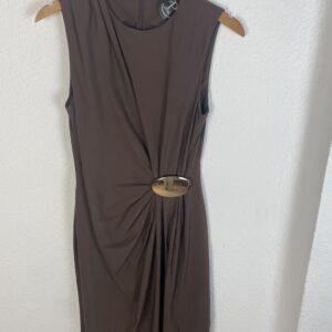 VESTIDO MARRON DRAPEADO BROCHE